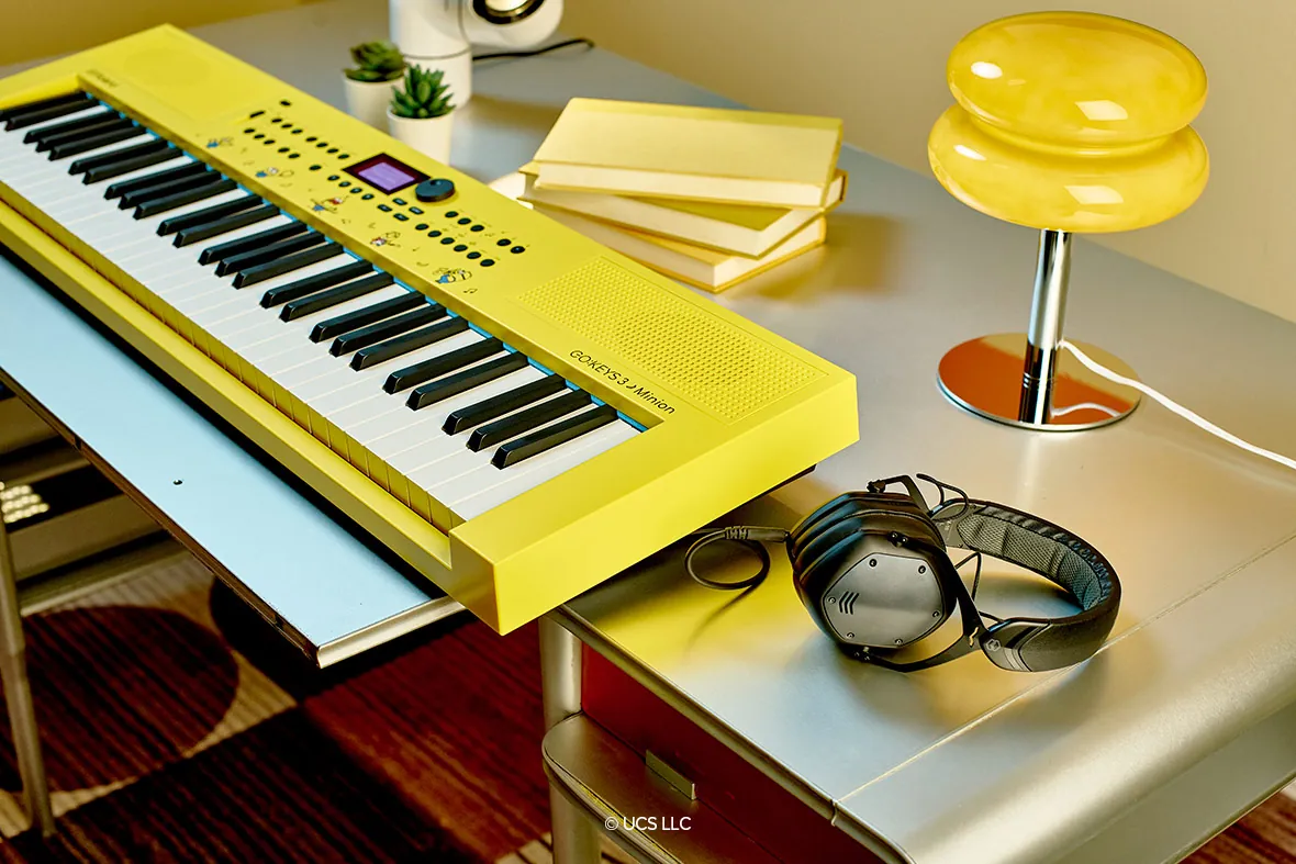 Roland GO:KEYS 3 Minion gọn nhẹ đặt cạnh tai nghe
